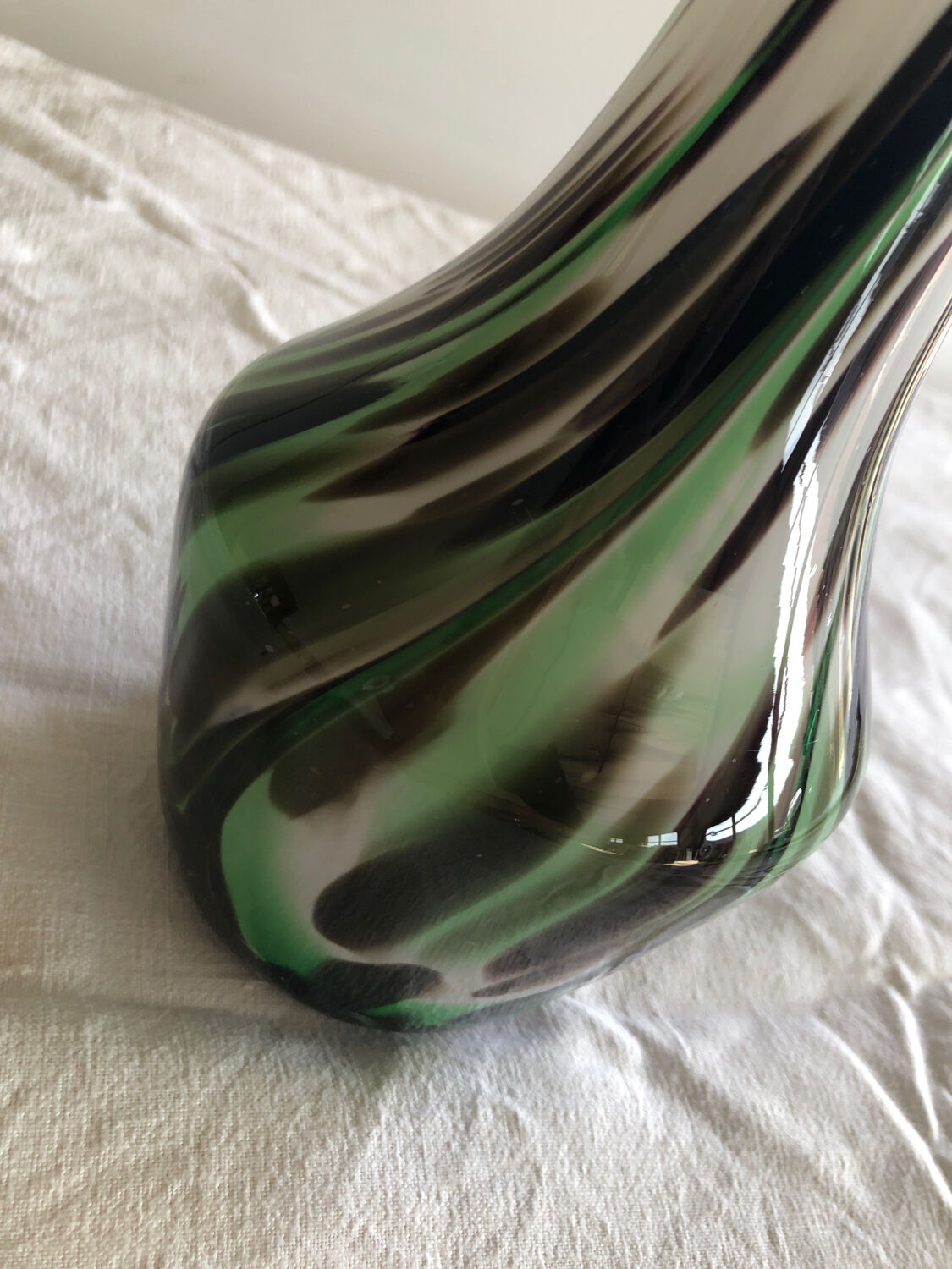 Vase vert et boanc en opaline de Florence annee 70