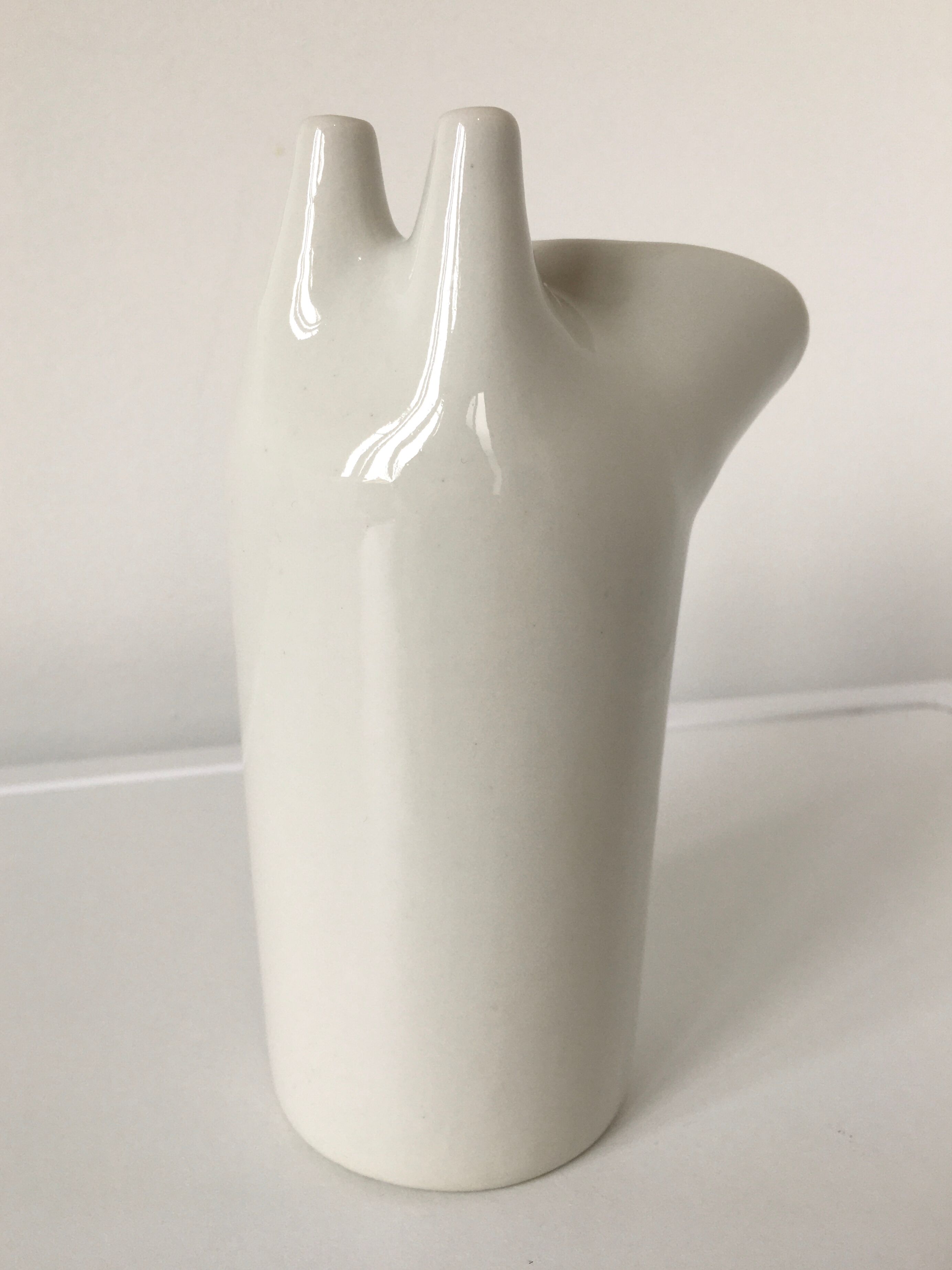 Zoomorphic vase made of a white porcelain inhaler