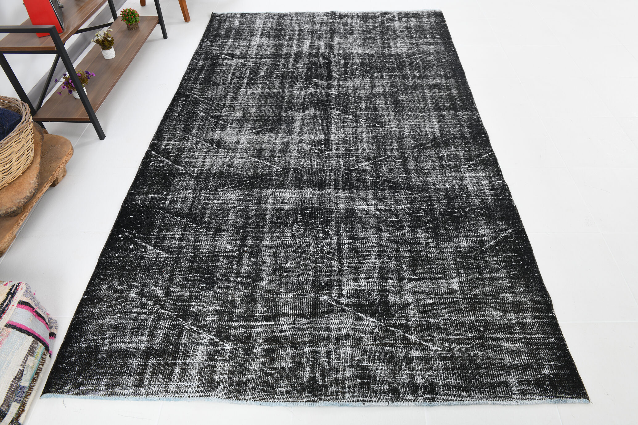 Handknotted wool rug, 284x172cm
