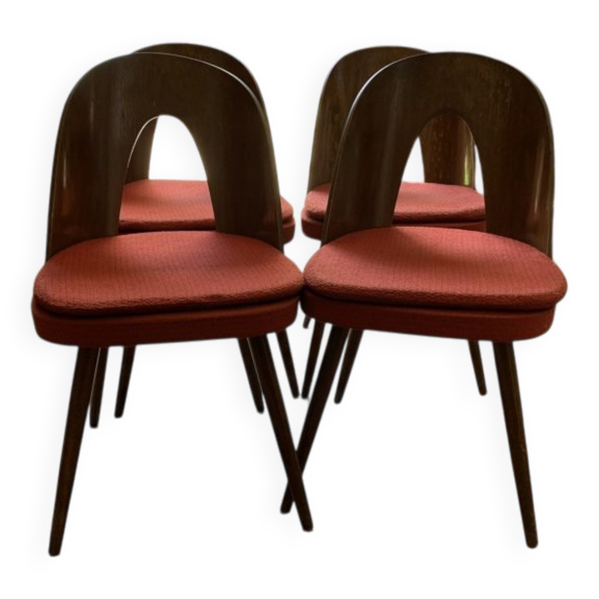 Set de 4 chaises mid-century en hêtre marron, assise tissu rouge — Antonín Šuman (1960s)