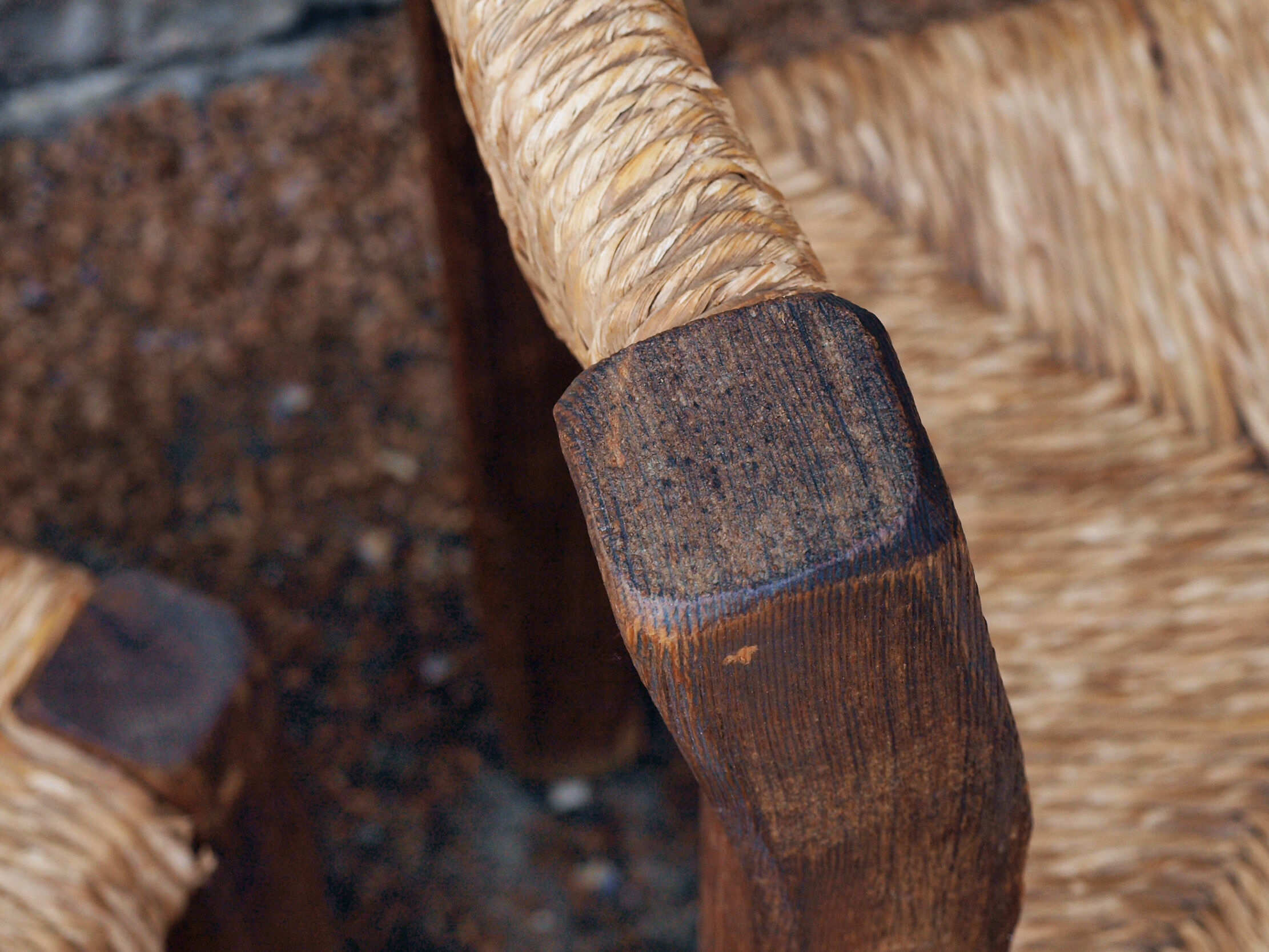 Brutalist chairs in pine and straw, France, 1950s, set of 4