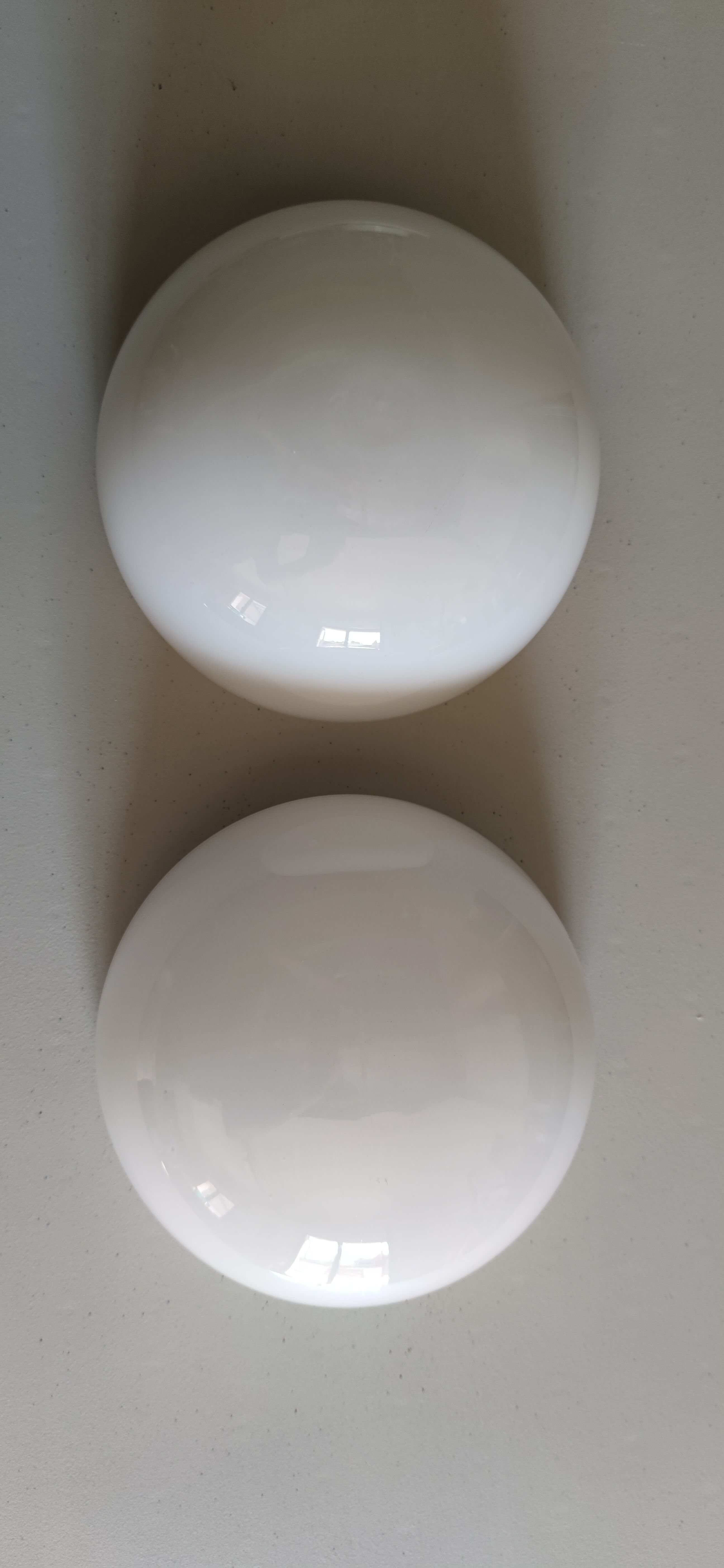 2 ceiling lights/globes