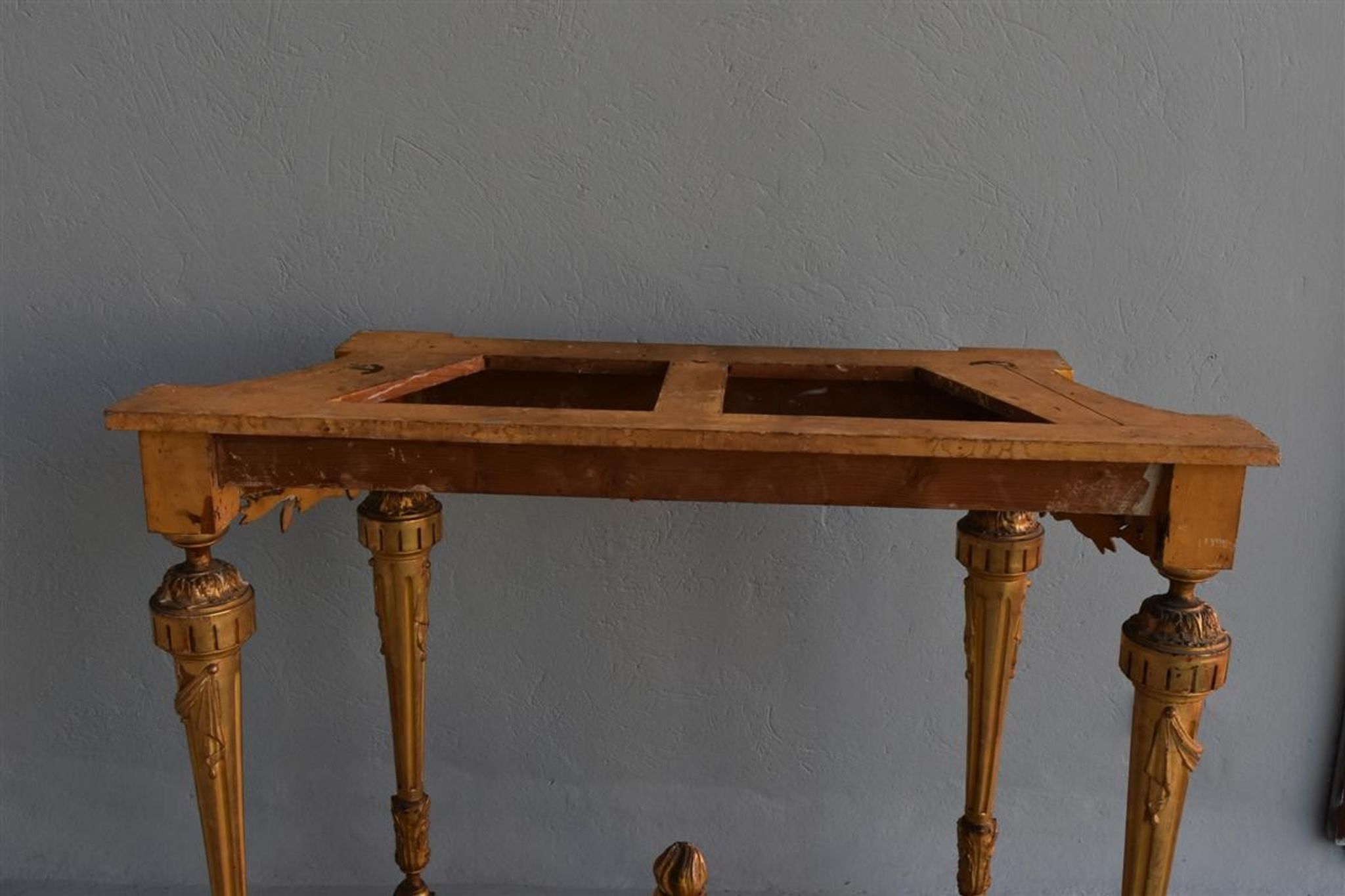 Console époque XIXème bois et stuc doré de style Louis XVI