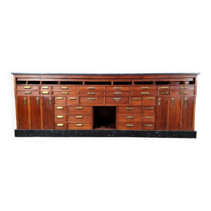 Grand comptoir de pharmacie