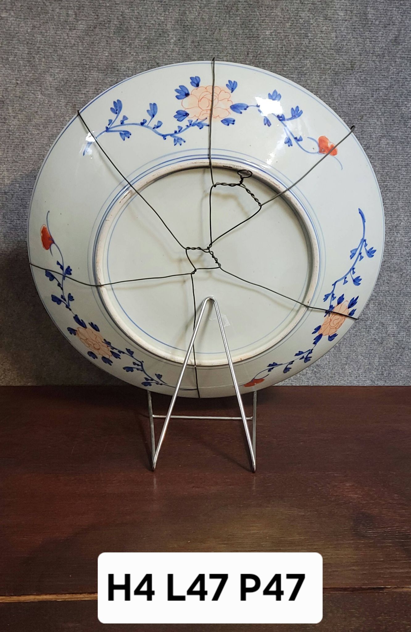 19th-century Asia: Important round porcelain dish decorated in the Imari style