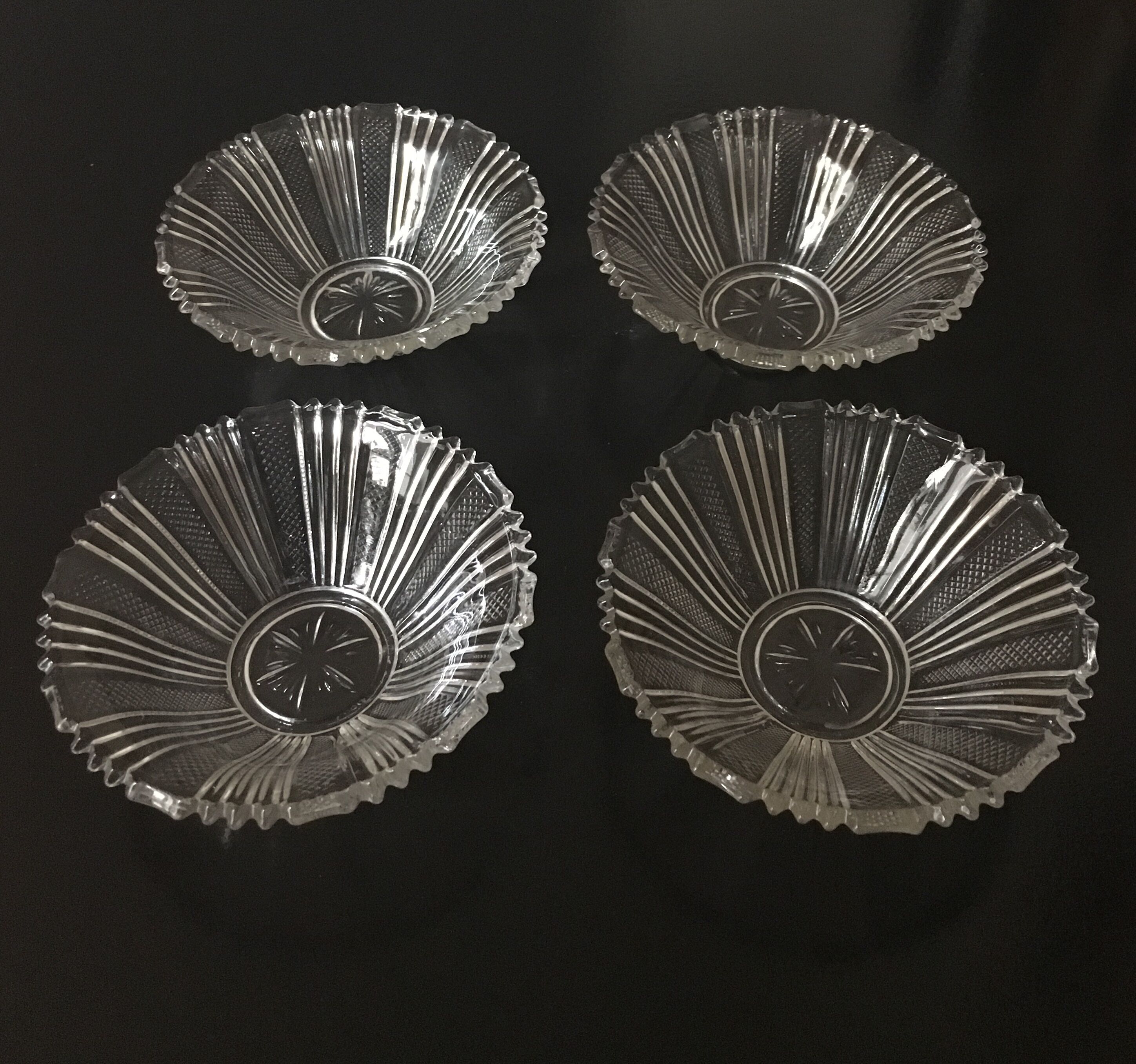 Ensemble de 4 coupelles anciennes en verre