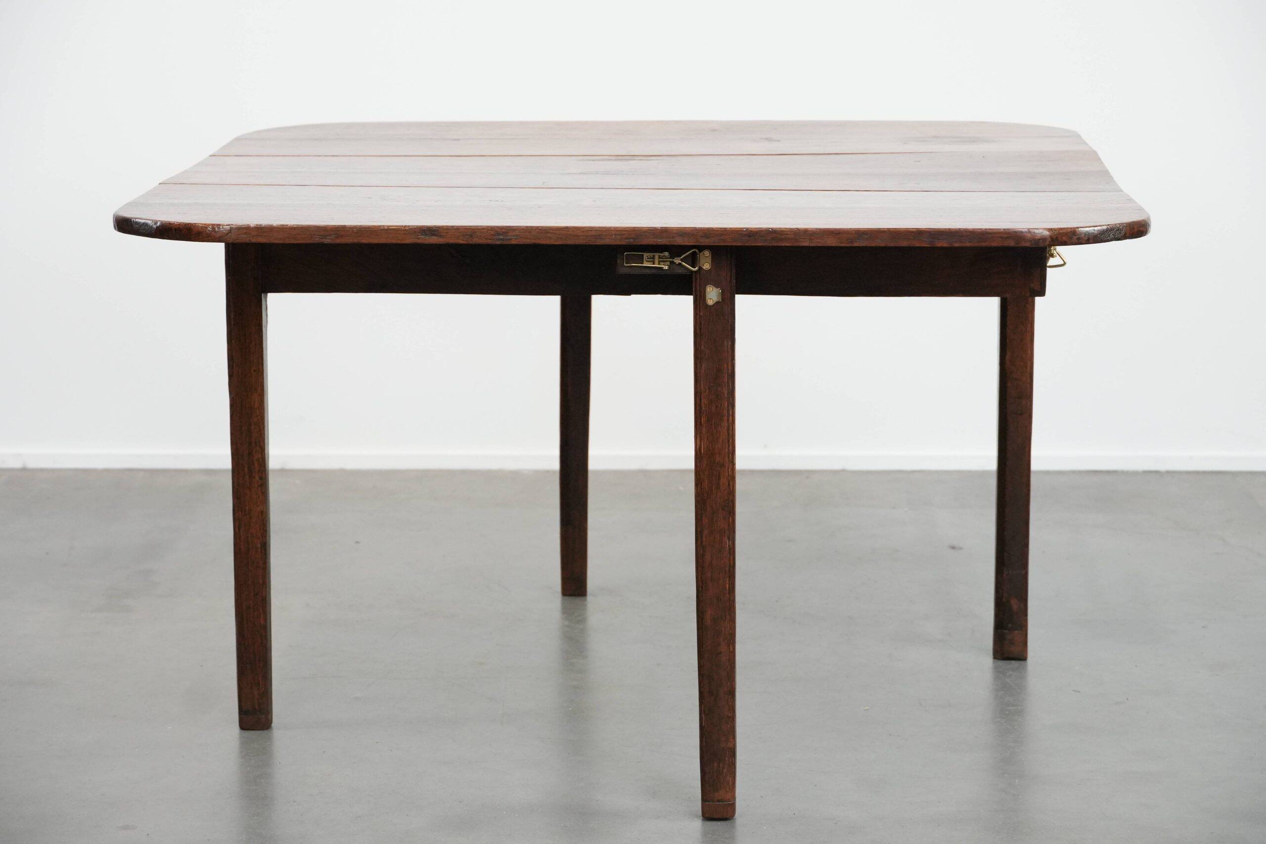 Charming antique English drop-leaf dining table made of oak from the late 19th century
