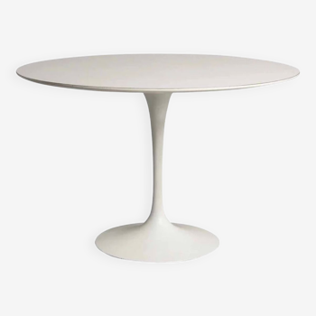 Table design tulipe blanche par Eero Saarinen pour Knoll International, 1970