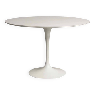 White tulip design table by Eero Saarinen for Knoll International, 1970