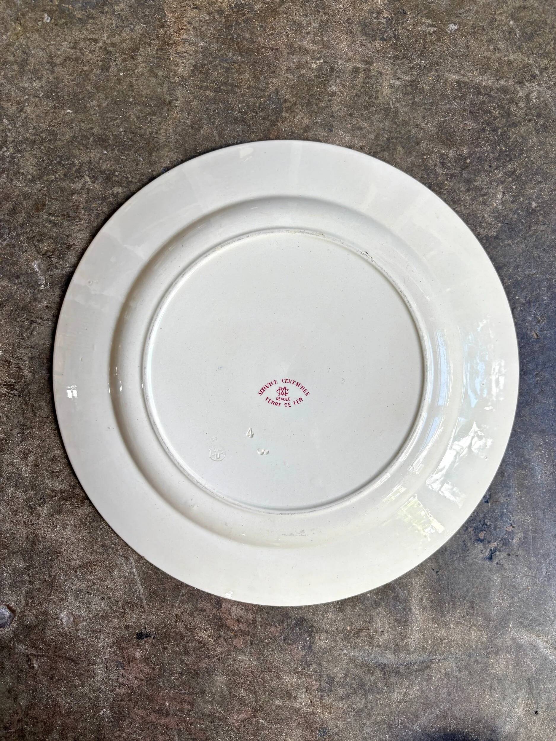 Plat rond Creil & Montereau en terre de fer rose, service "Centaurée"