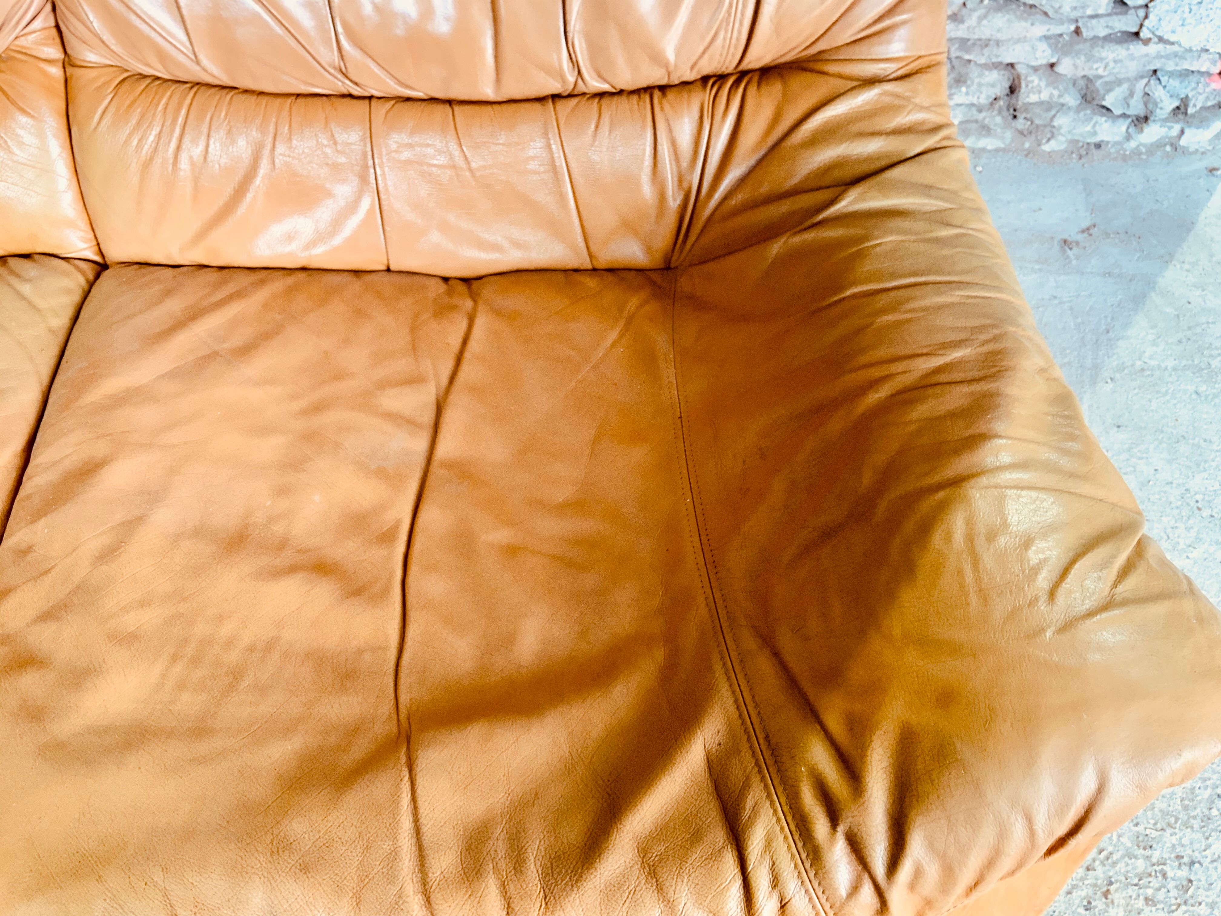 Leather and wood lounge of the Maison Regain 1950s/60s