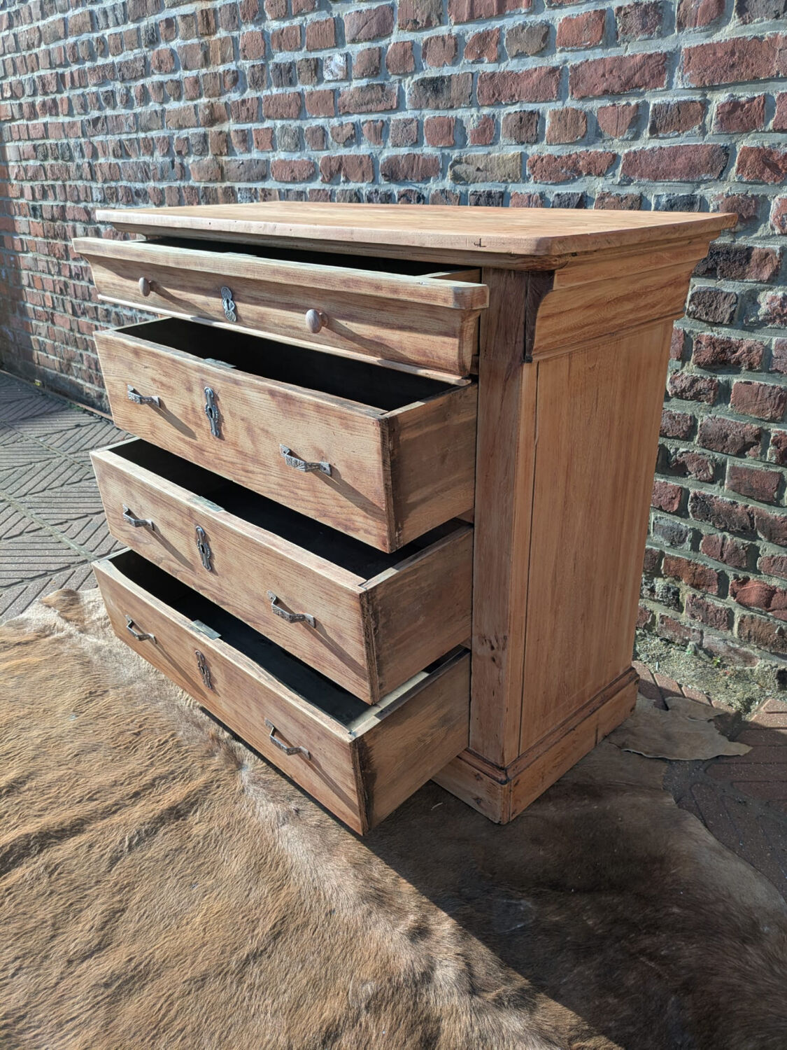 Chest of drawers