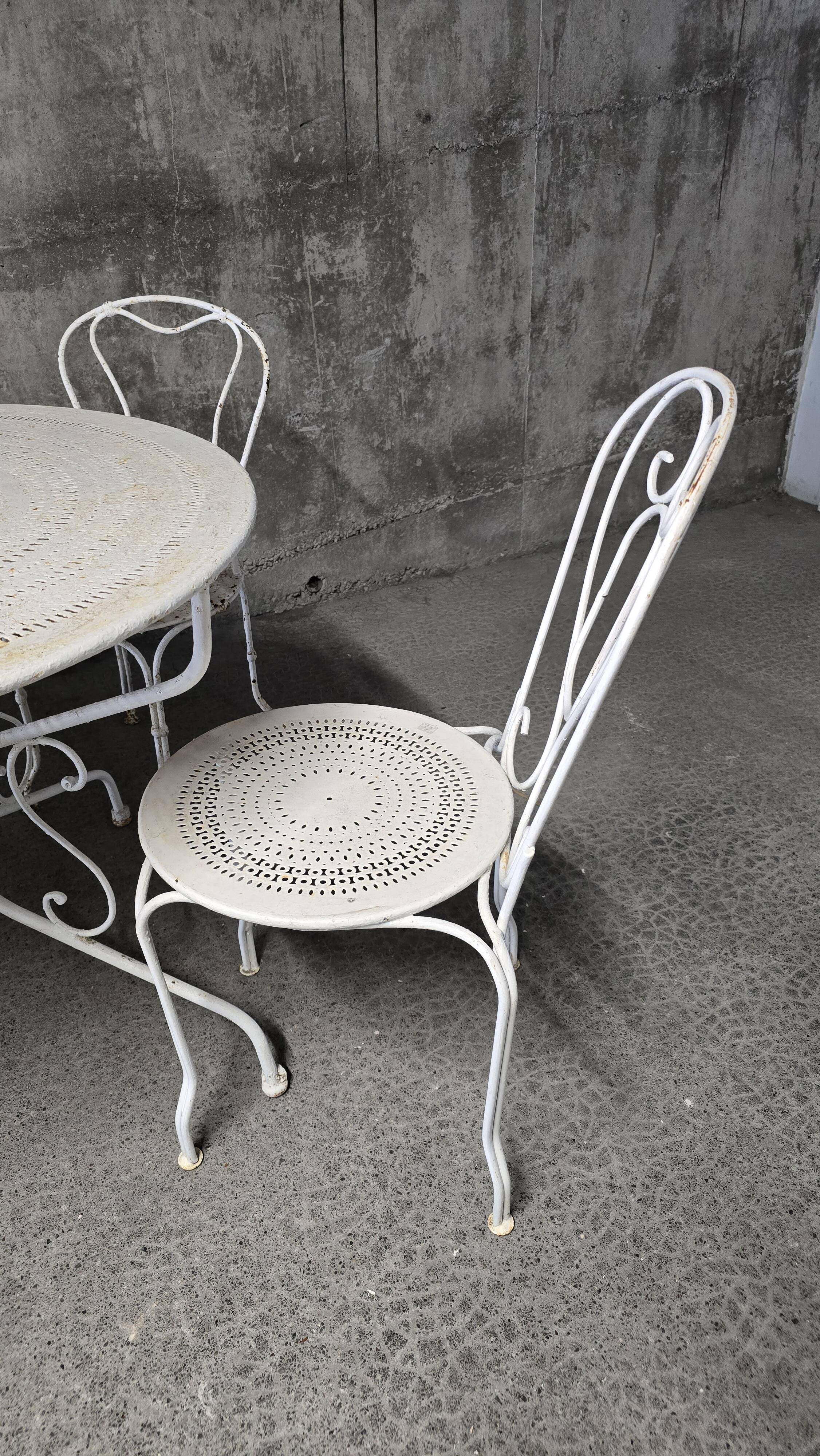 Garden set in wrought iron, early 20th century