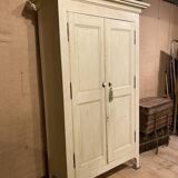 Armoire patinée blanc-crème