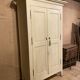 Armoire patinée blanc-crème