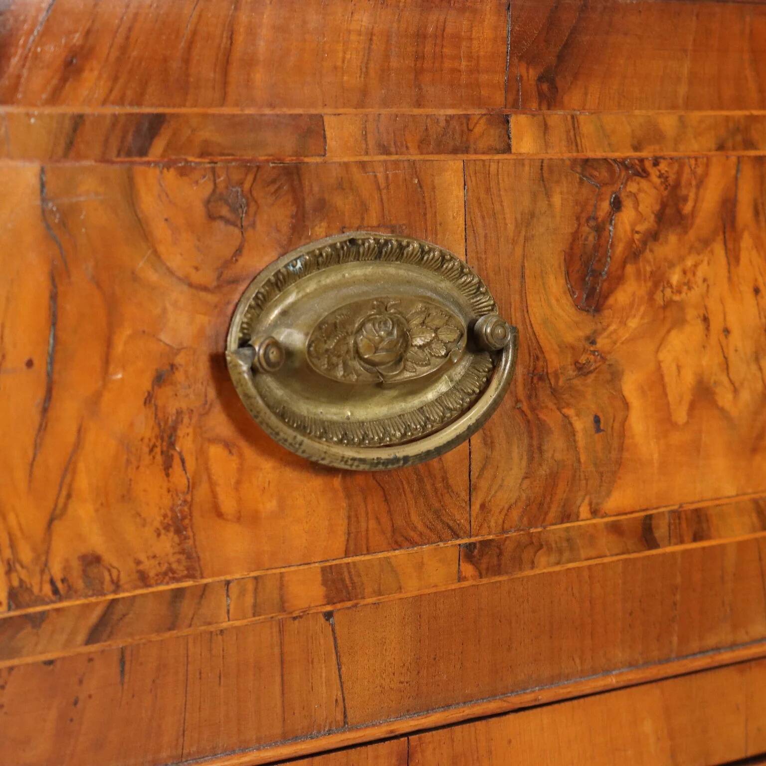Neoclassical commode in walnut and burl.