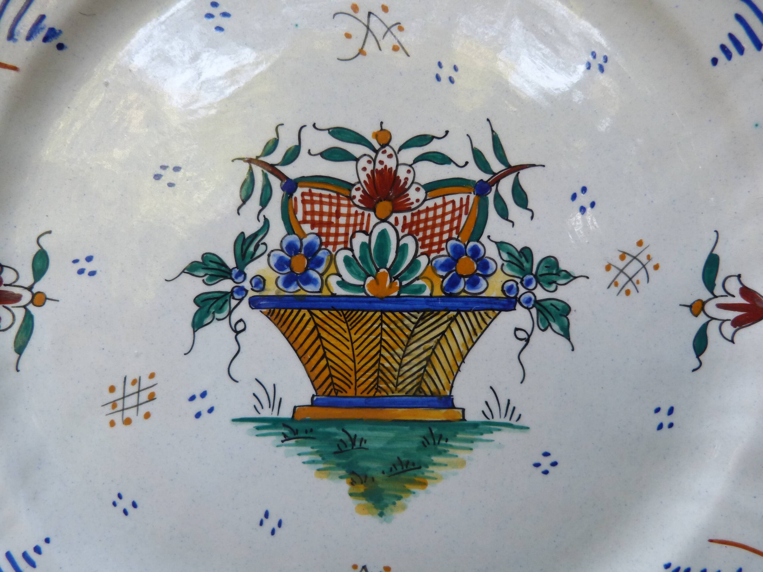 Old Gien earthenware scalloped plate with blue/yellow flower basket motifs