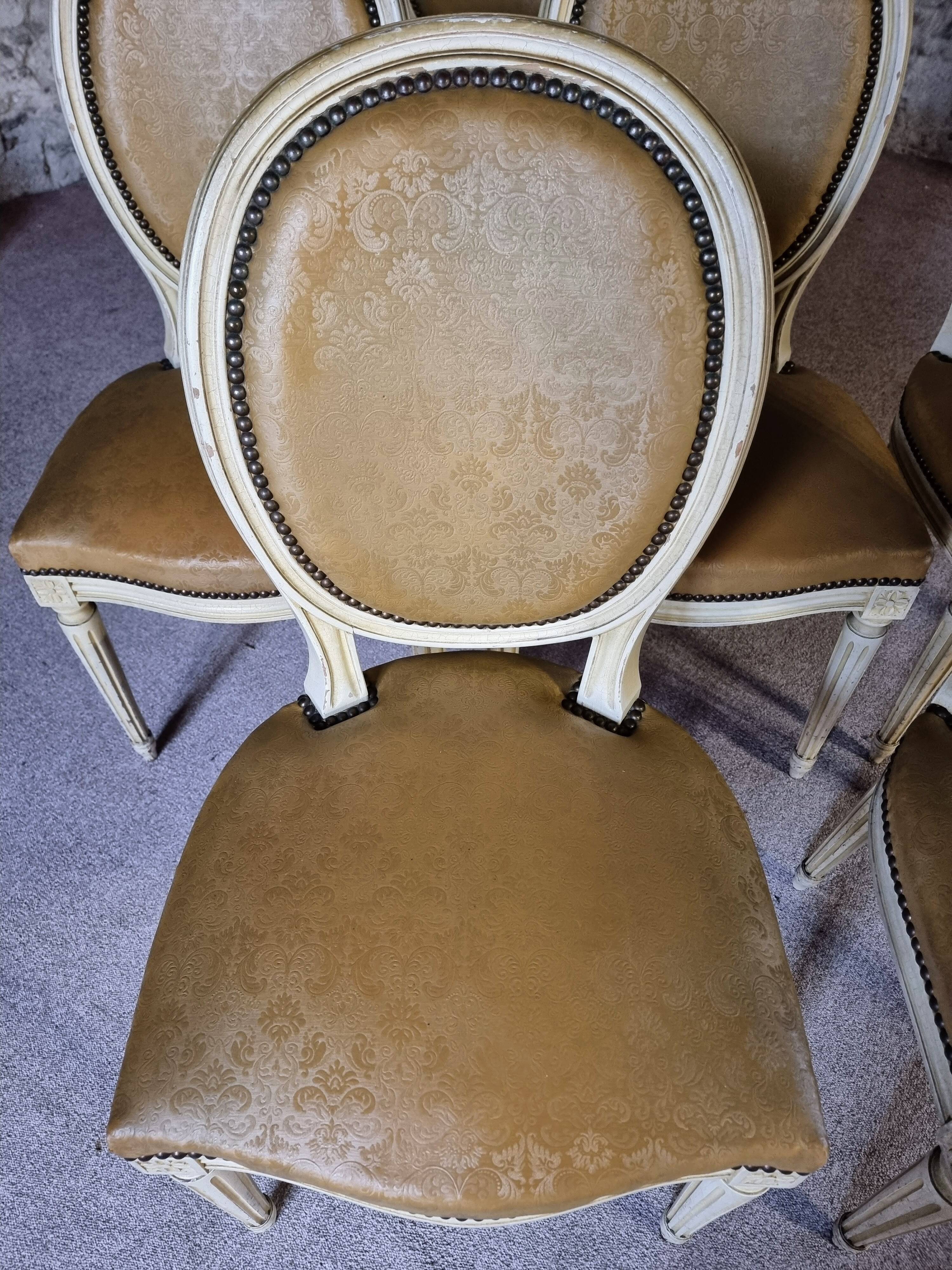 Chaises de salle à manger Louis XVI vintage – Ensemble de 8 chaises françaises sculptées en bois avec revêtement en simili cuir damassé caramel, années 1920/1930