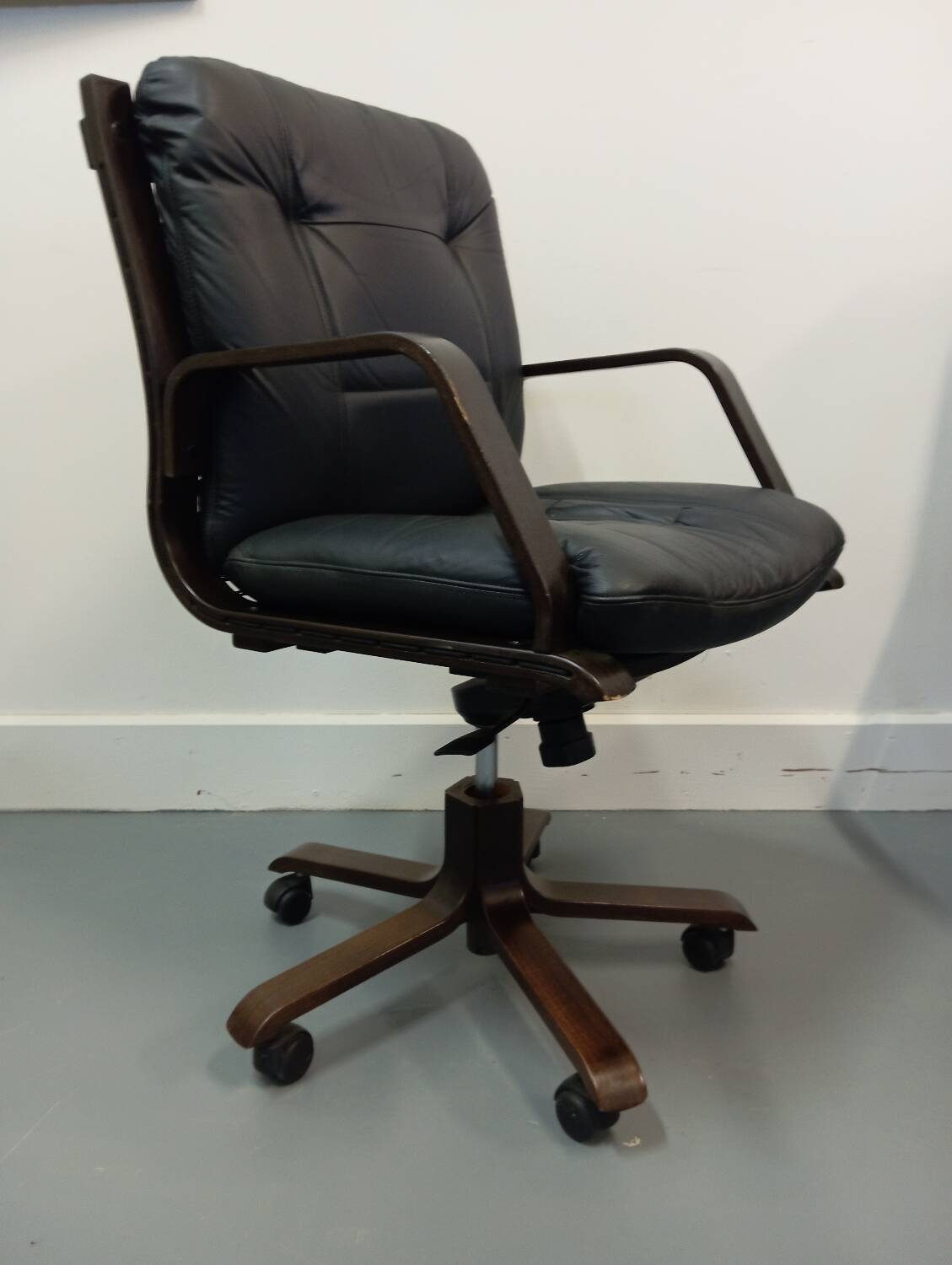 Westnofa Scandinavian office armchair in leather