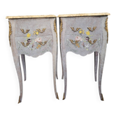Deux tables de chevet style Louis XV avec plateau en marbre