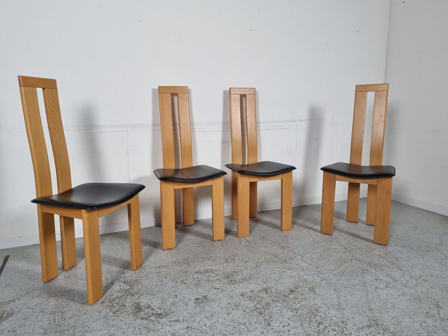 4 chaises  en cuir et bois , années 80