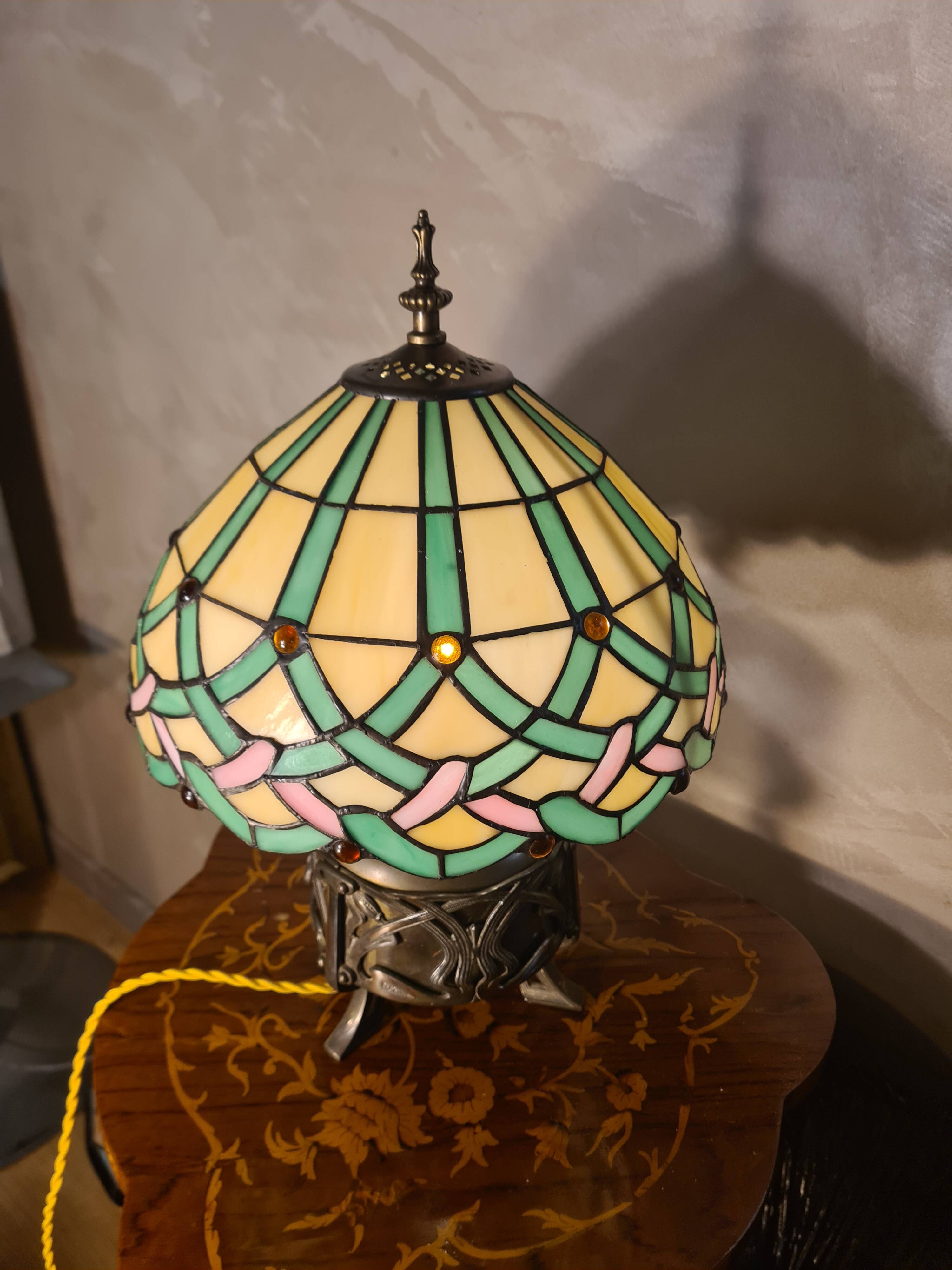 lampe bronze et laiton art nouveau 1900  et un abat jour en pate de verre e