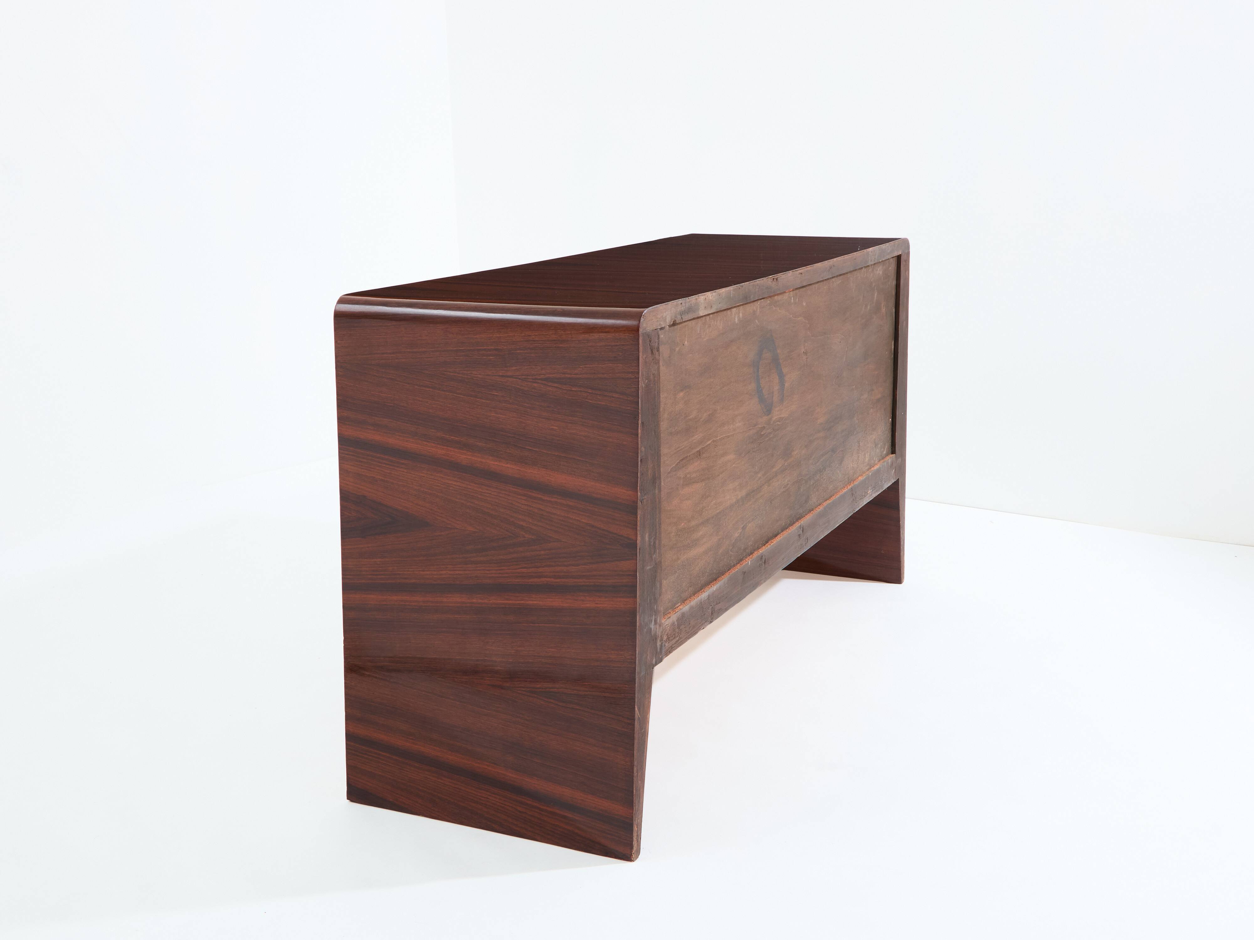 Commode de Paolo Buffa en palissandre sycomore et laiton vers 1940