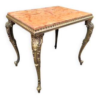 Table basse aux pieds galbés et dessus en marbre rose