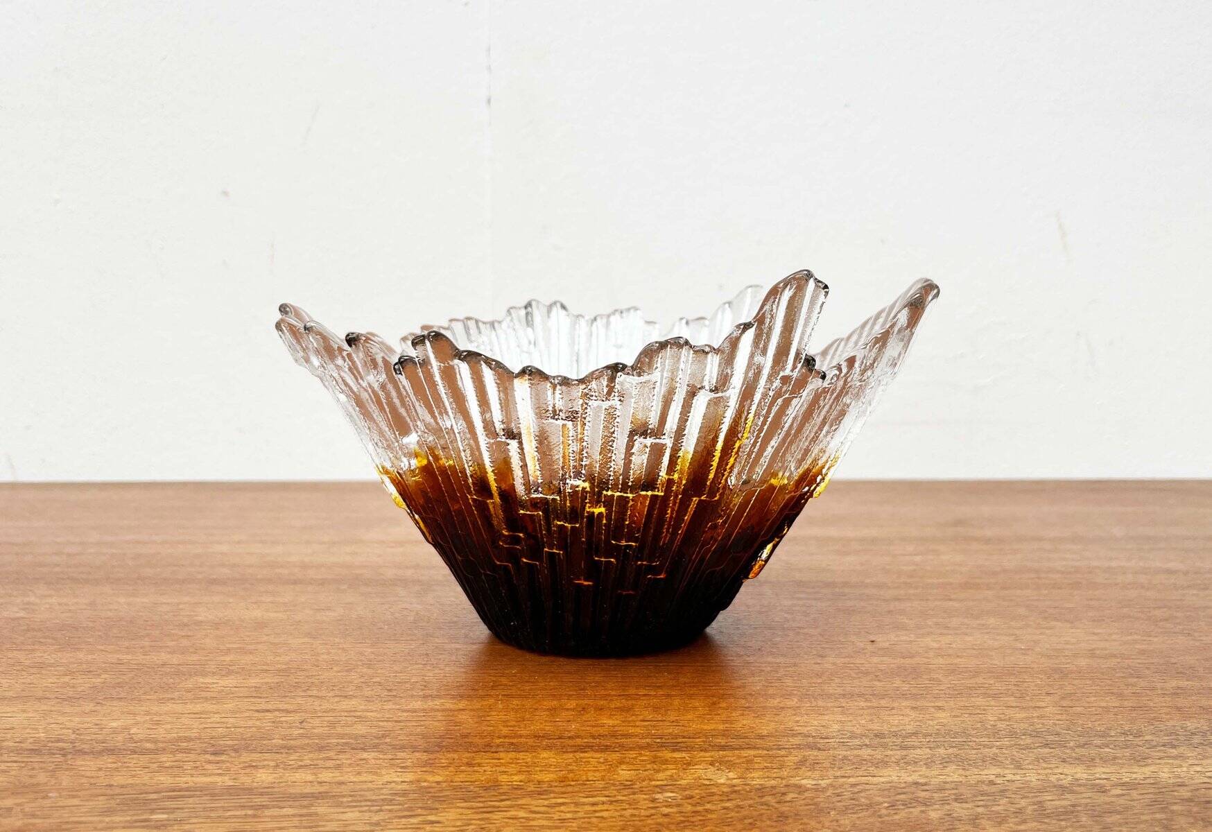 Glass bowl from the modern Revontulet series by Tauno Wirkkala for Humppila, Finland, 1960s.