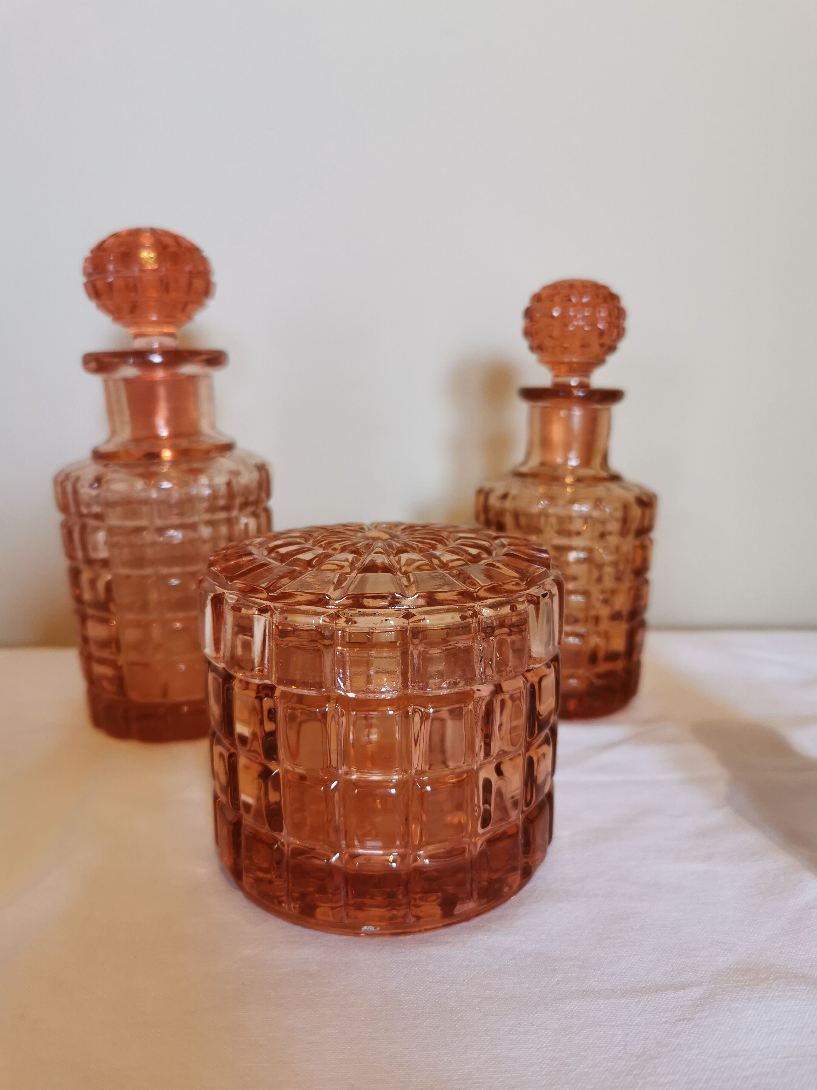 Set of 4 bottles and an art deco box in pink Bayel crystal