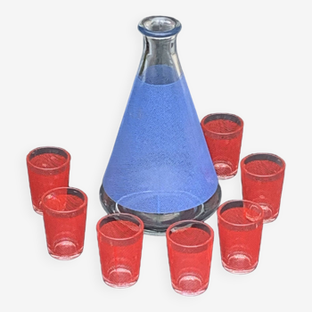 Service a liqueur compose d'une carafe en verre sérigraphié bleue et de 7 petites verres rouges