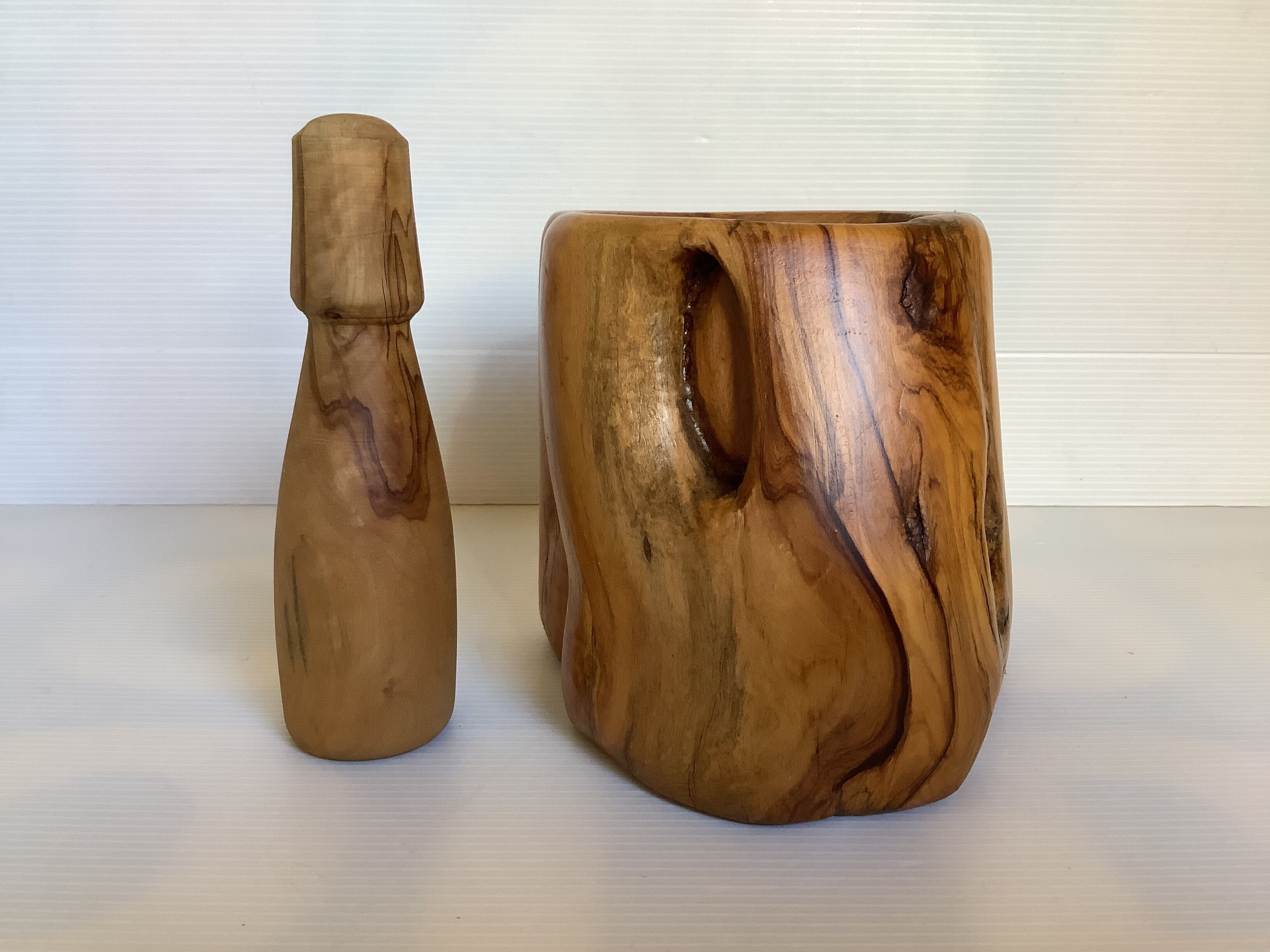 Solid wood mortar and its pestle