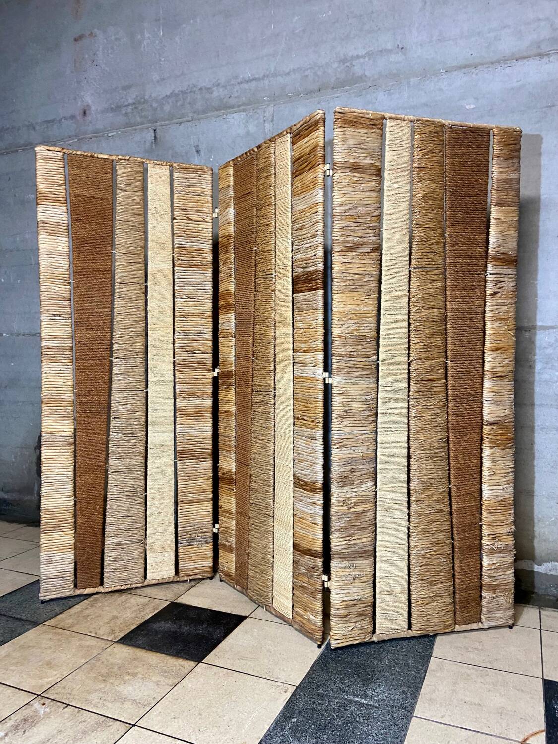 Vintage screen in straw and braided rope