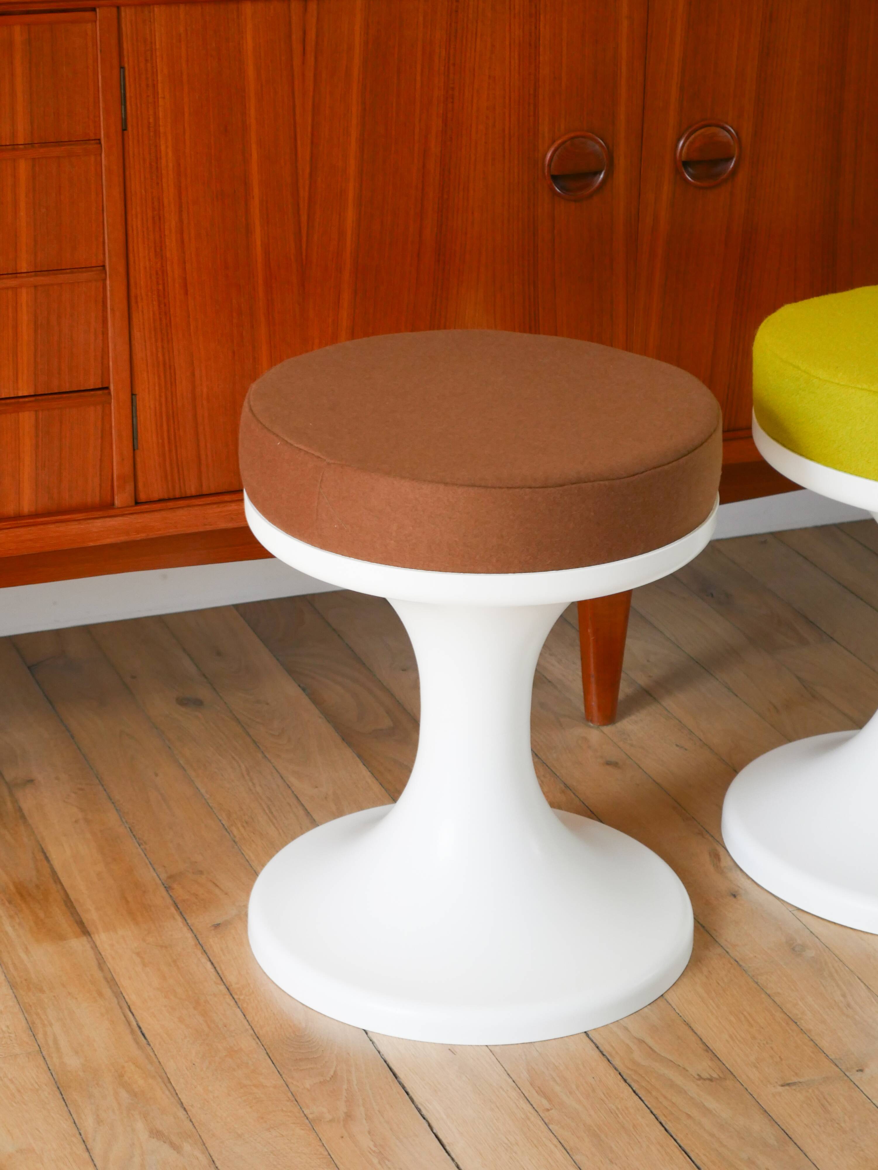 Tulip stool in Plastic and Wool, Mocha Mousse, Space Age Design, 1970