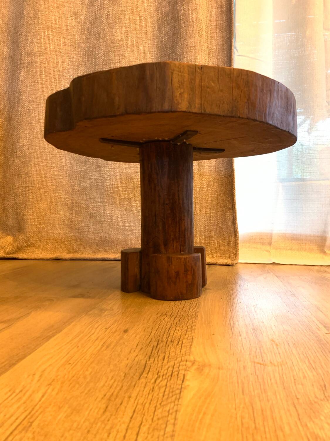 Table d’appoint en bois exotique