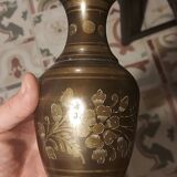 Vase métallique avec motifs ciselés
