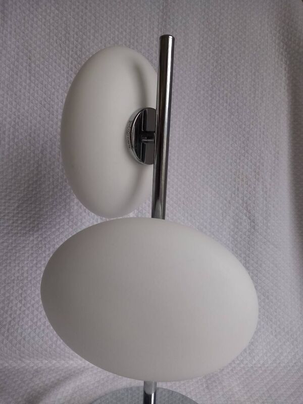 Lampe italienne orientable double galet en métal chromé et verre opalin par Fabas Luce