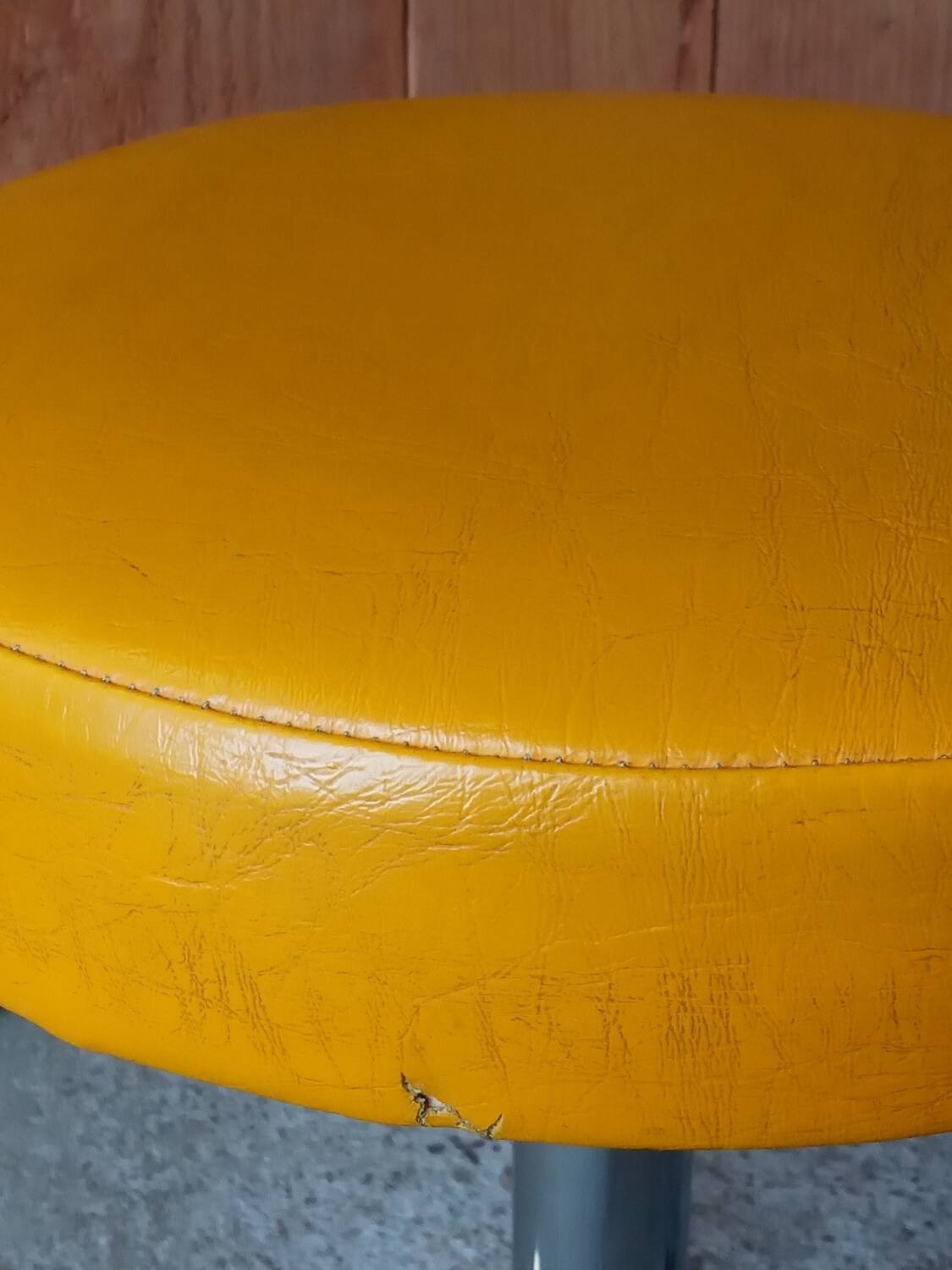 KOR telescopic stool in leatherette