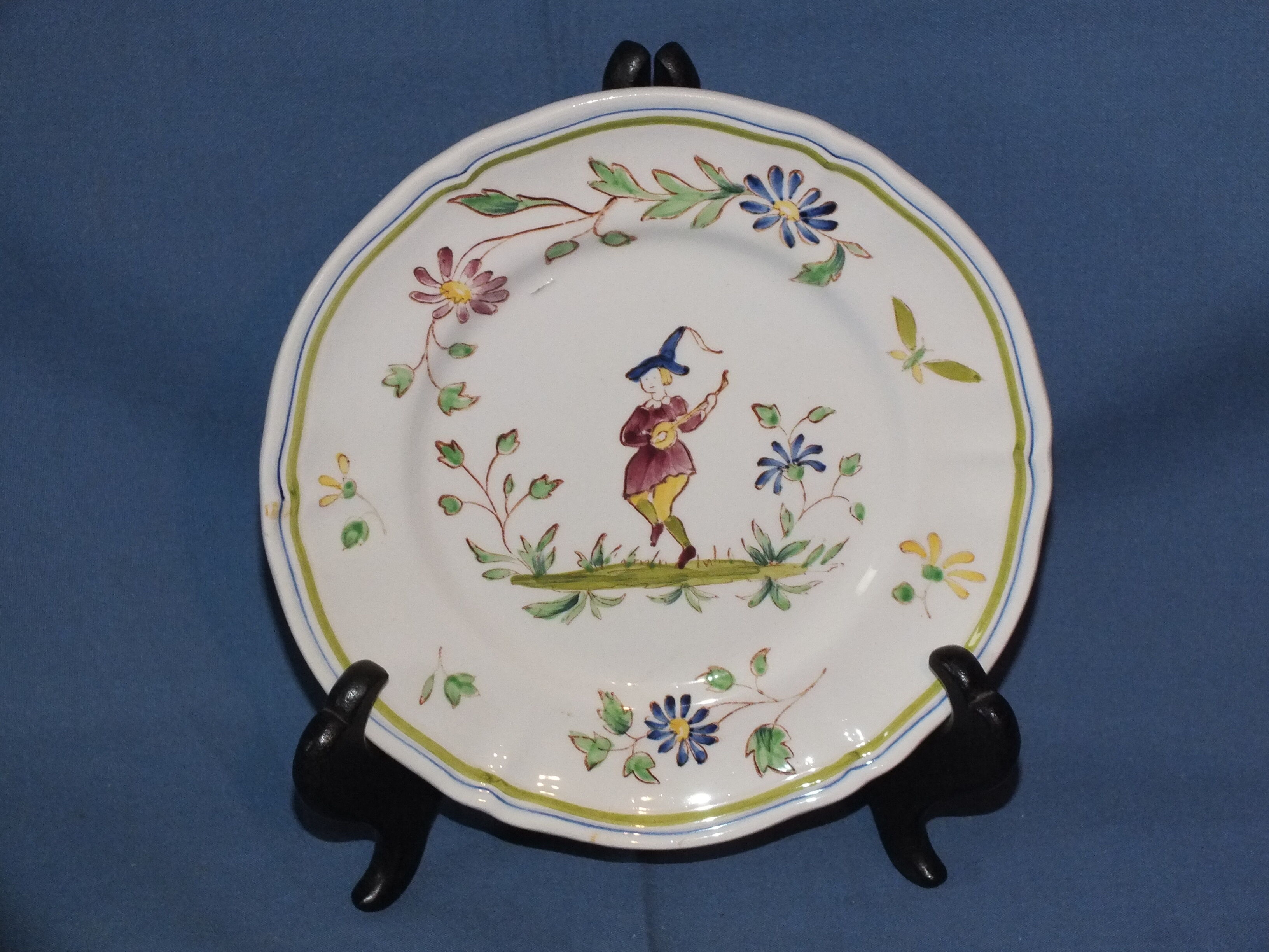 Pair of plates Moustiers décor to musician