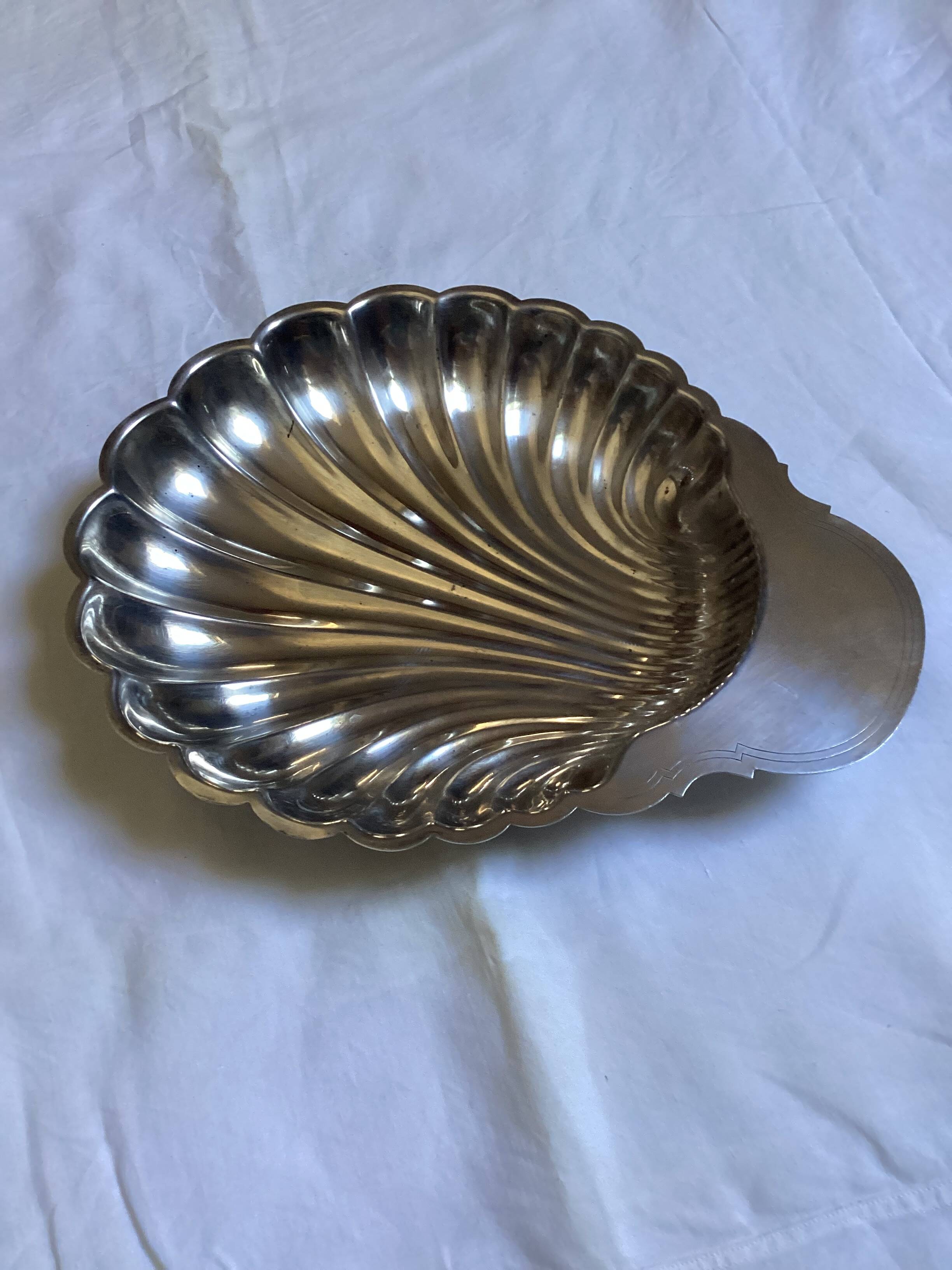 Shell-shaped catchall dimensions: width - 34.5 cm - depth - 28 cm -