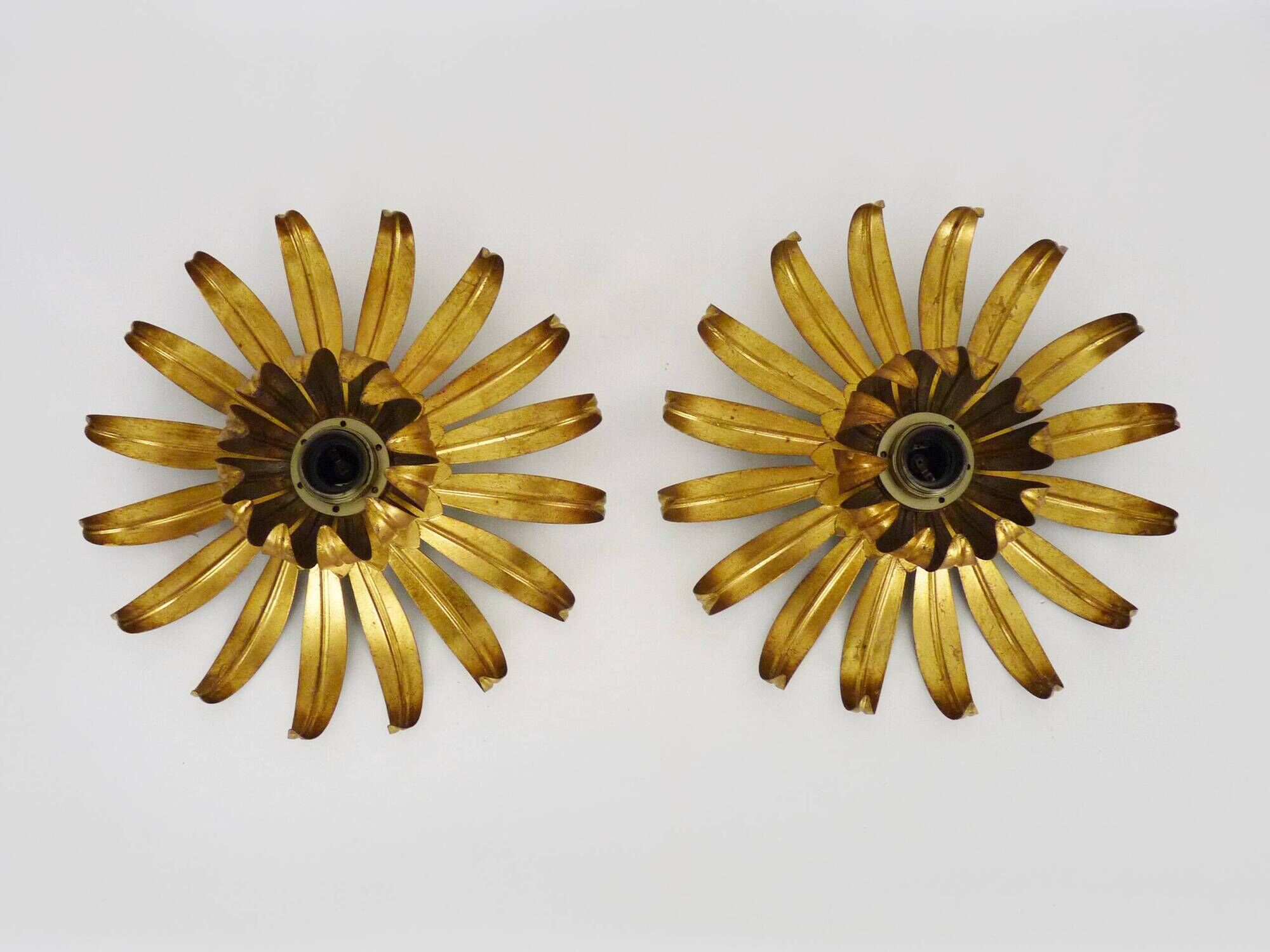 Pair of palm tree wall lights in gold metal. 70s