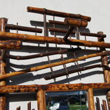 Vestiaire d'entrée, porte-manteaux en bambou à décor japonisant avec nacre.