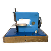 "Macousette" sewing machine in plastic and wood, children's toy from the 1950s