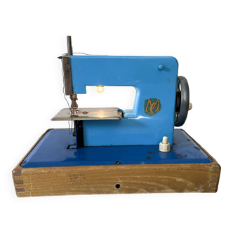 "Macousette" sewing machine in plastic and wood, children's toy from the 1950s