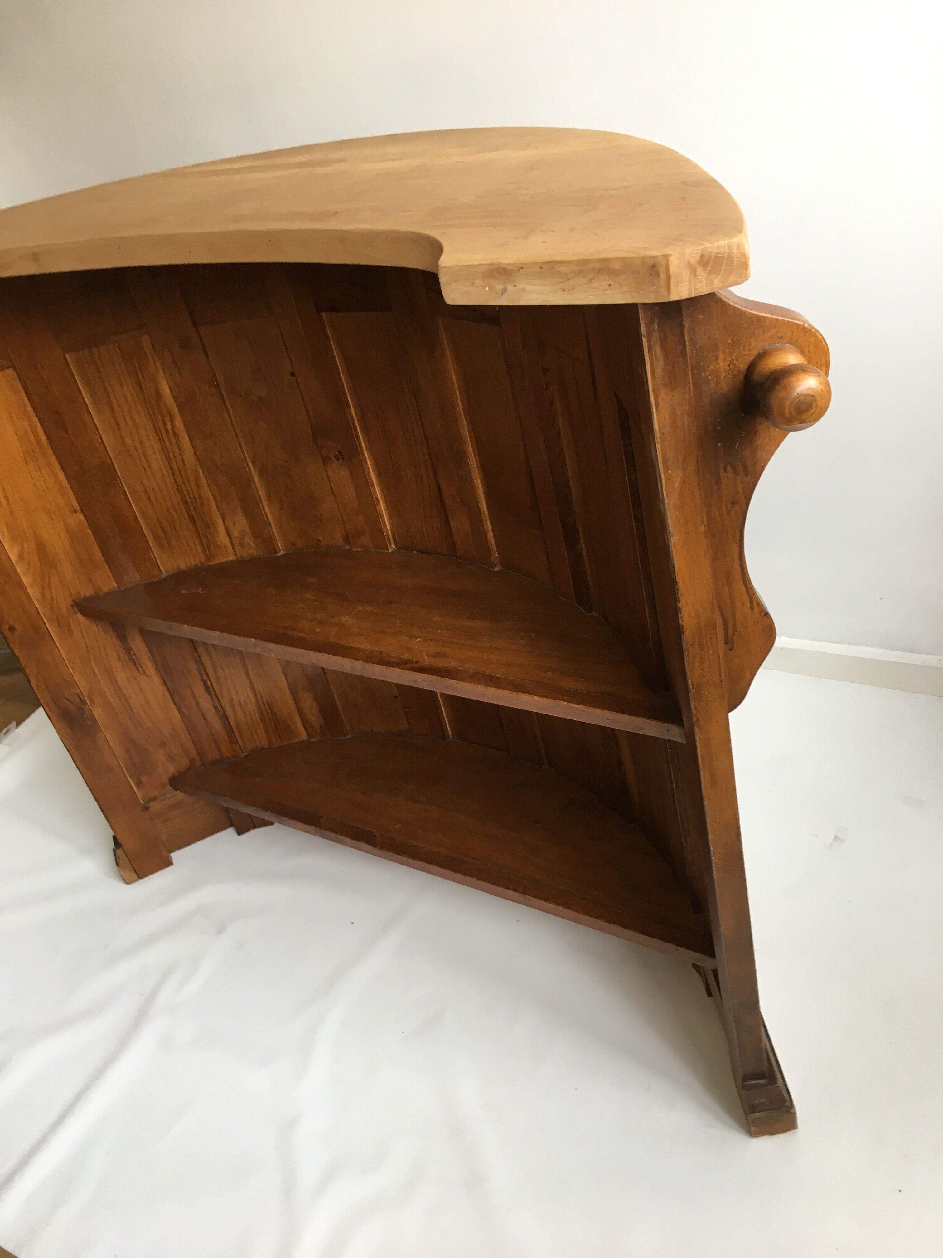 Bar-counter half-moon