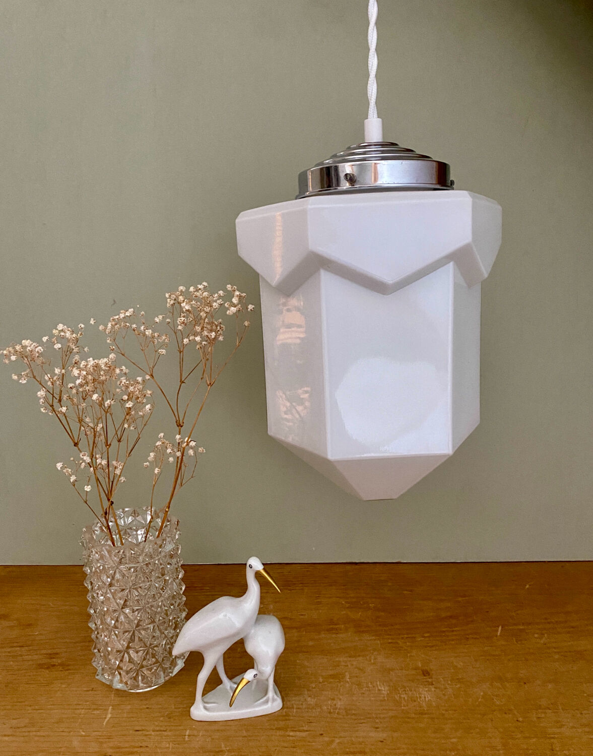 Suspension globe vintage art déco en opaline blanche