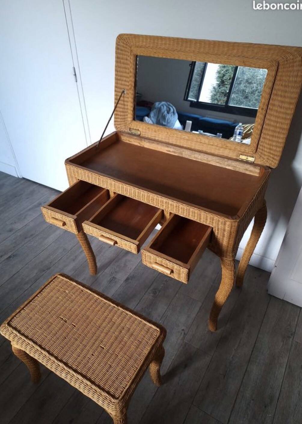 Hairdresser's chair with a rattan stool