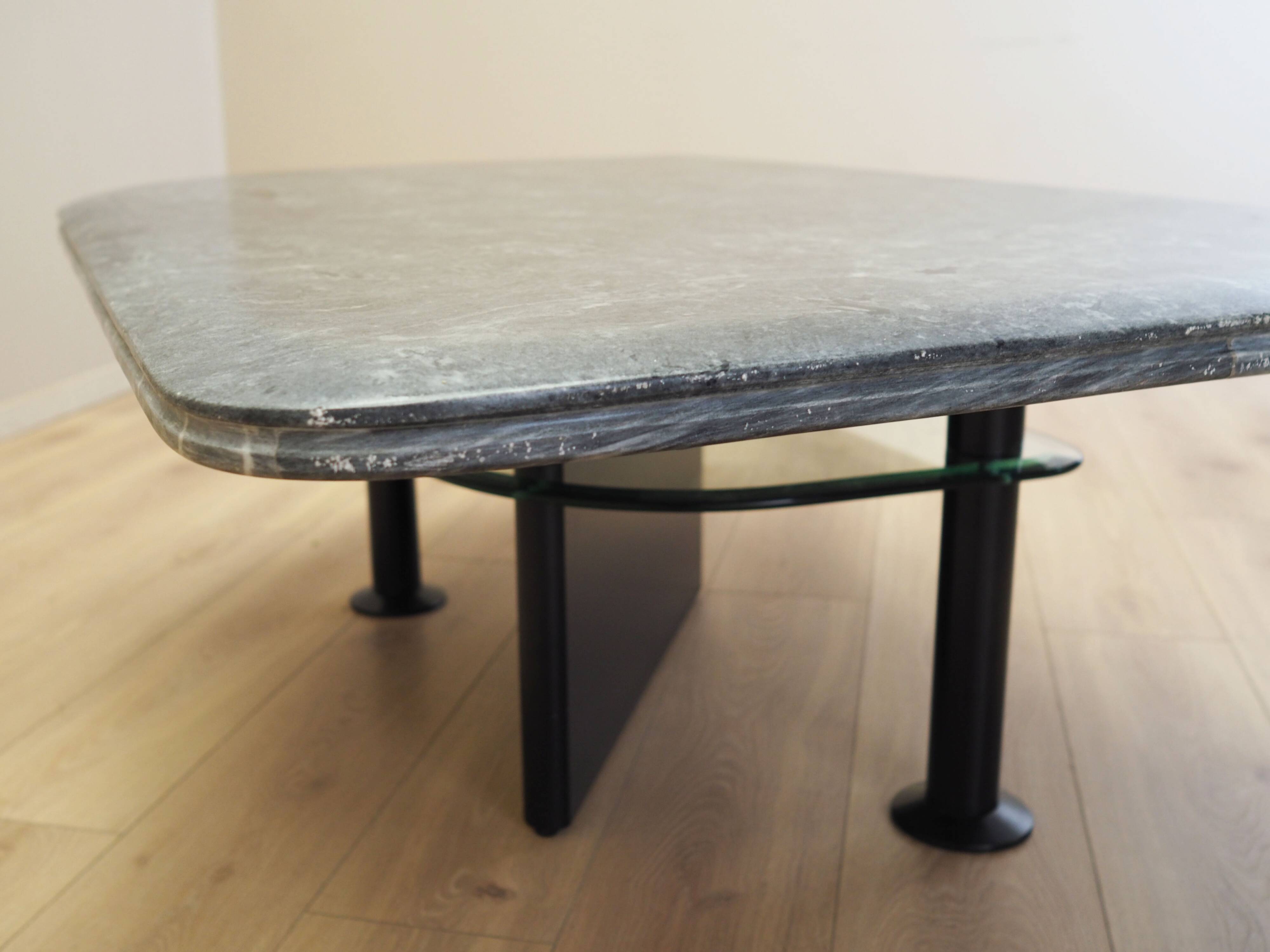 Coffee table, Italian design, 1980s, production: Italy