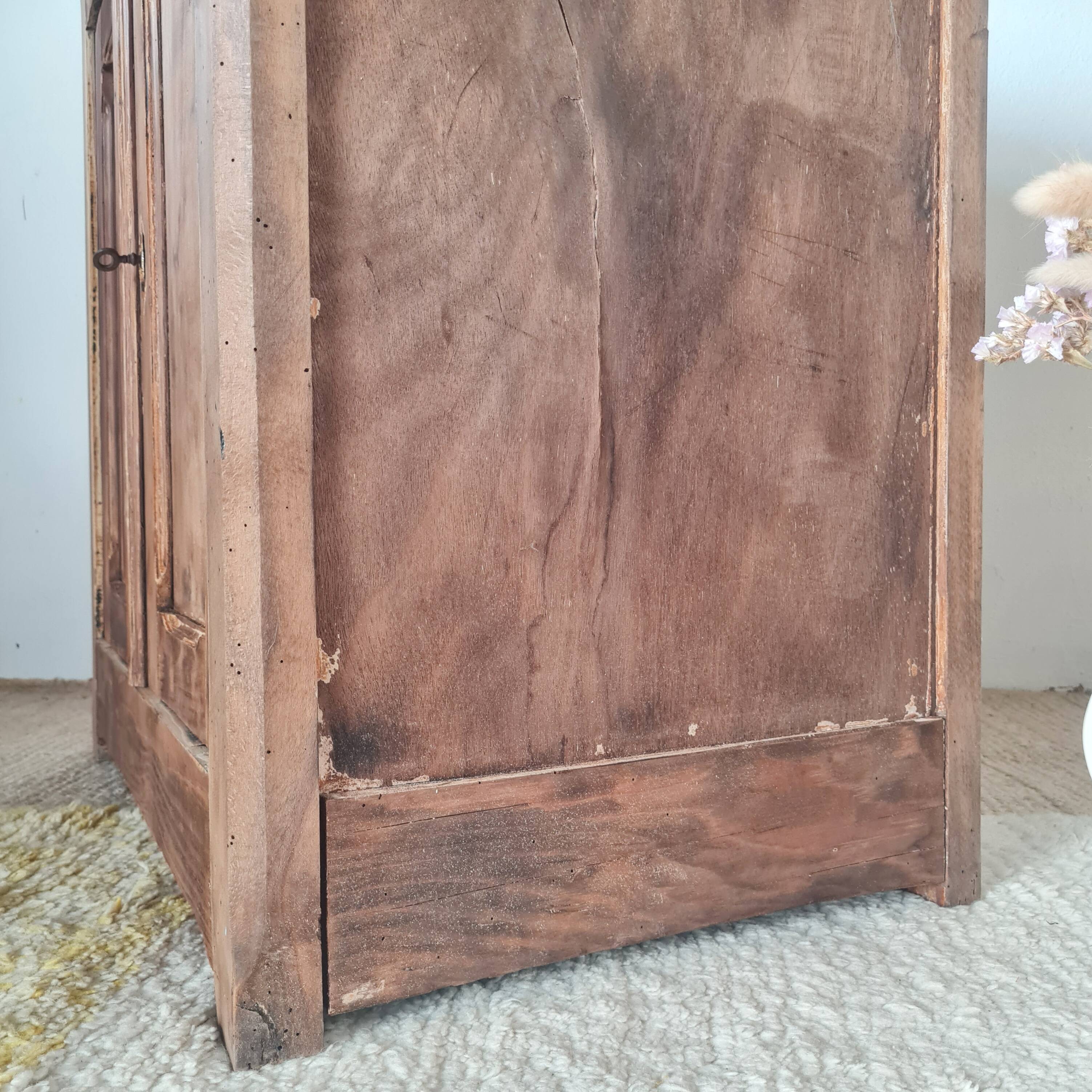 Buffet parisien bas ancien en bois patiné - intérieur fleuri