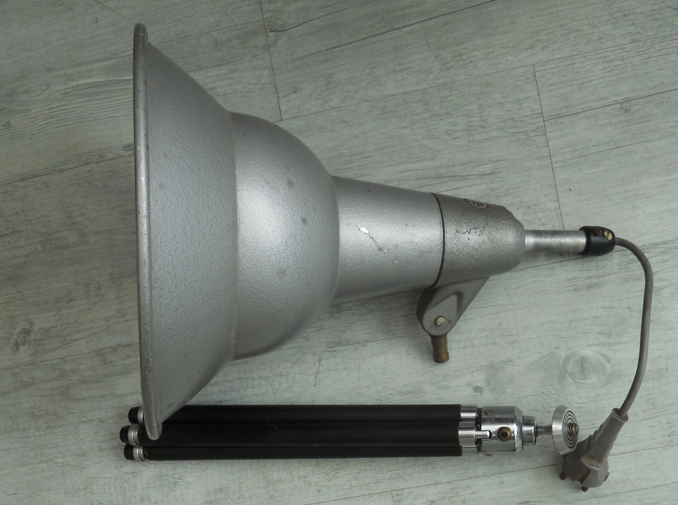 Lita standing projector